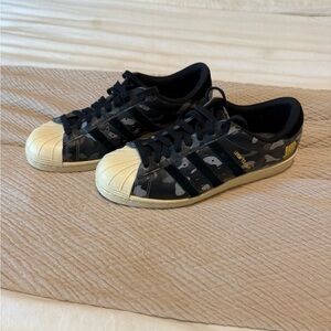 A Bathing Ape x Undeafeated
Superstar 80s 'Black Camo' size 8.5